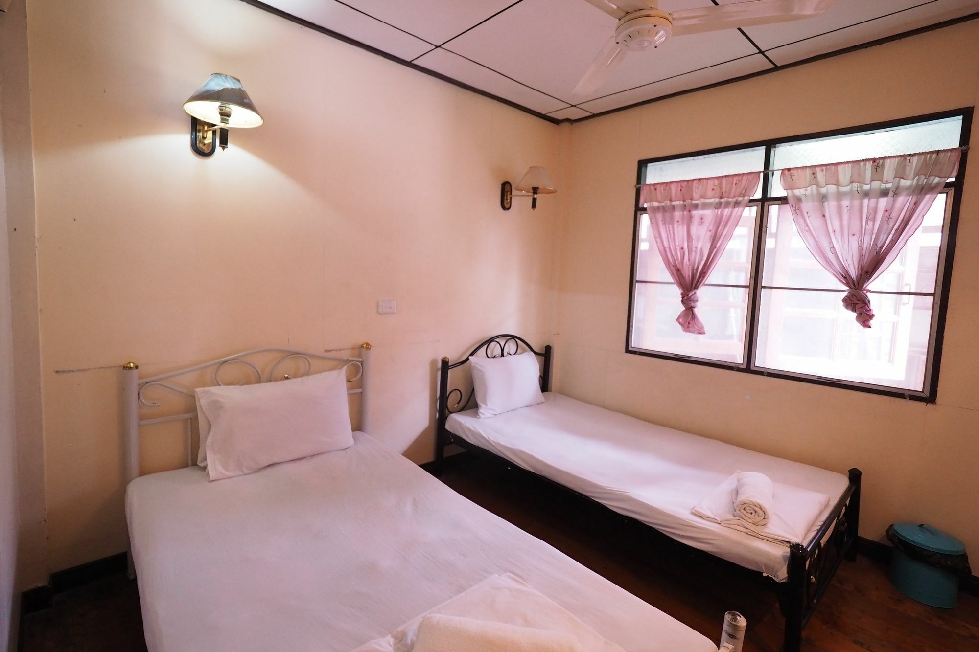Brickhouse Ayutthaya Guesthouse Est 1986 Экстерьер фото